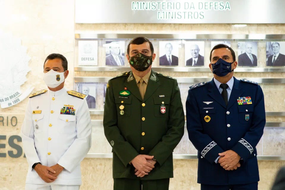 Os novos comandantes militares Almir Garnier (Marinha), Paulo Sergio (Exército) e Carlos de Almeida Baptista Jr (Aeronáutica)