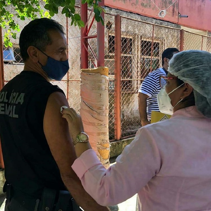 Policiais penais do Piauí começam a receber vacina contra a COVID-19