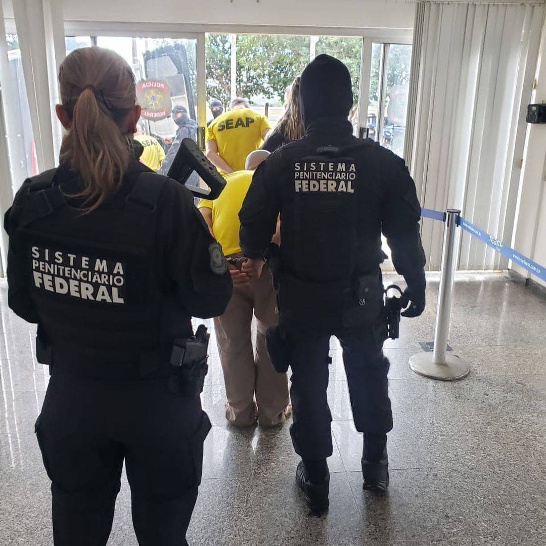 Policiais Penais Federais durante transferência de presos