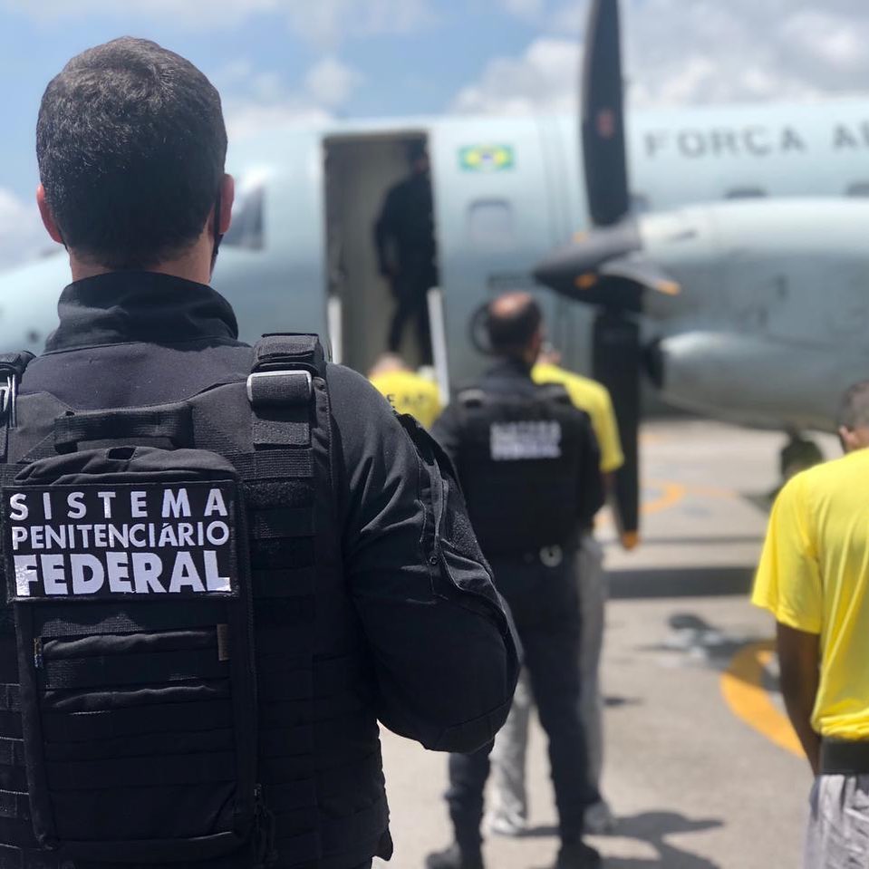 Policiais Penais Federais durante transferência de presos