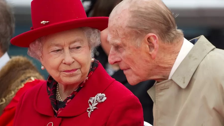 Rainha Elizabeth ao lado do marido, príncipe Philip, em Londres