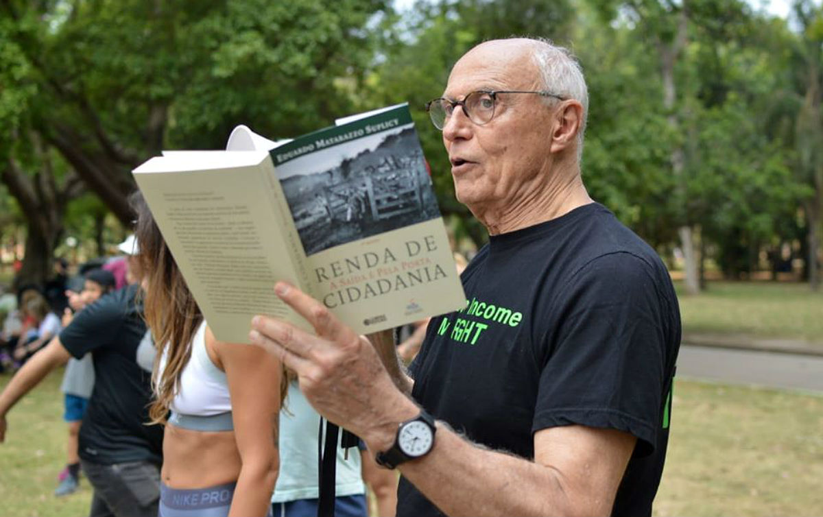 Suplcy expõe com orgulho seu livro sobre renda de cidadania