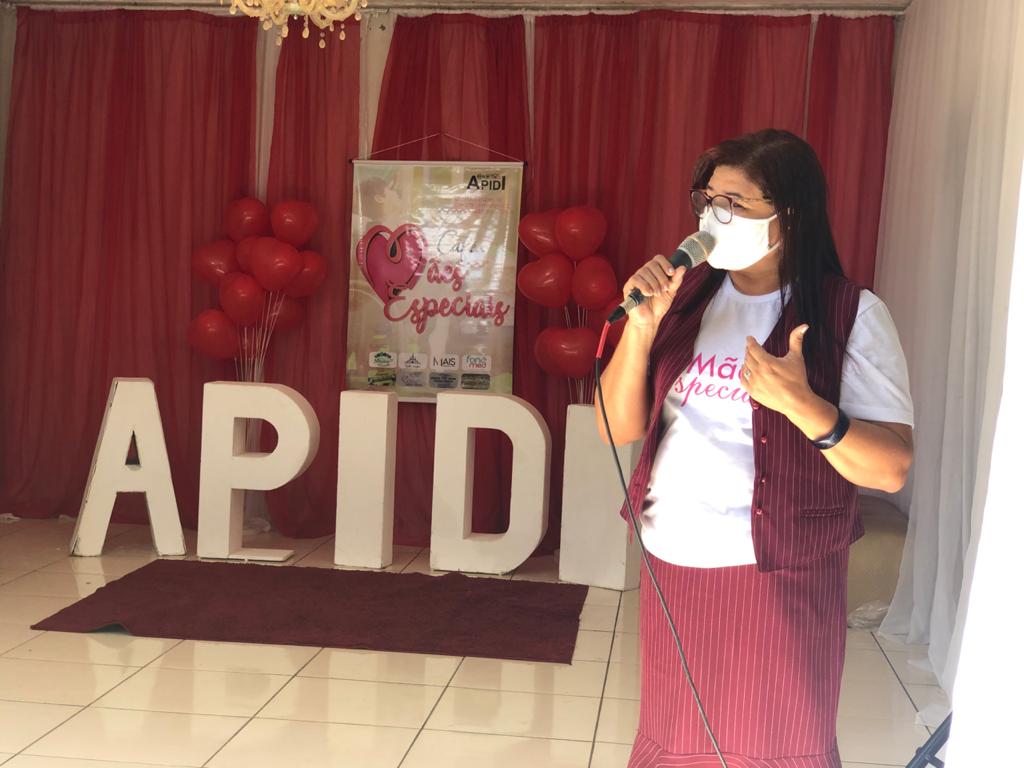 a Psicopedagoga Heloísa Martins, recitou um poema falando sobre o amor de mãe