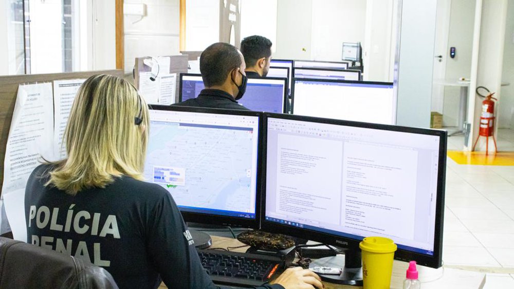A Seape também utiliza um aplicativo especial, onde os agentes conseguem ter acesso a todos os dados do sistema penitenciário do DF (Foto: Reprodução / Polícia Penal) A Seape também utiliza um aplicativo especial, onde os agentes conseguem ter acesso a todos os dados do sistema penitenciário do DF (Foto: Reprodução / Polícia Penal)