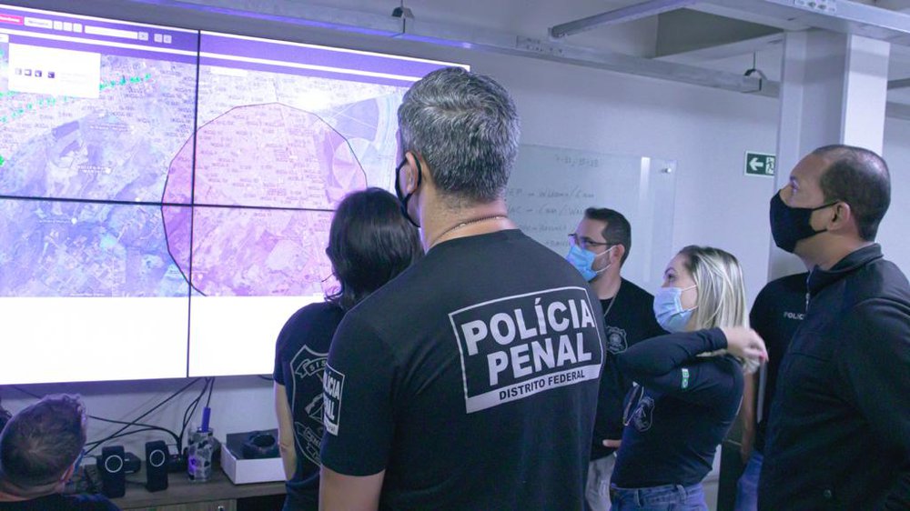 A Secretaria de Estado de Administração Penitenciária do DF conta com uma central para monitorar agressores que usam tornozeleira (Foto: Reprodução / Polícia Penal) A Secretaria de Estado de Administração Penitenciária do DF conta com uma central para monitorar agressores que usam tornozeleira (Foto: Reprodução / Polícia Penal)
