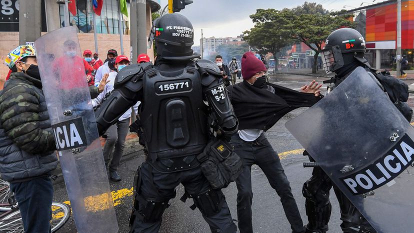 Centenas de pessoas participam de uma nova jornada de protestos contra a reforma tributária no Dia Internacional dos Trabalhadores, na cidade de Cali (CO)