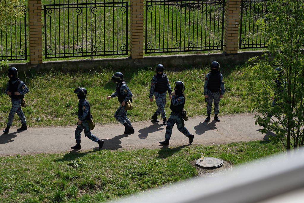 Equipe tática entra em escola alvo de atentado na Rússia