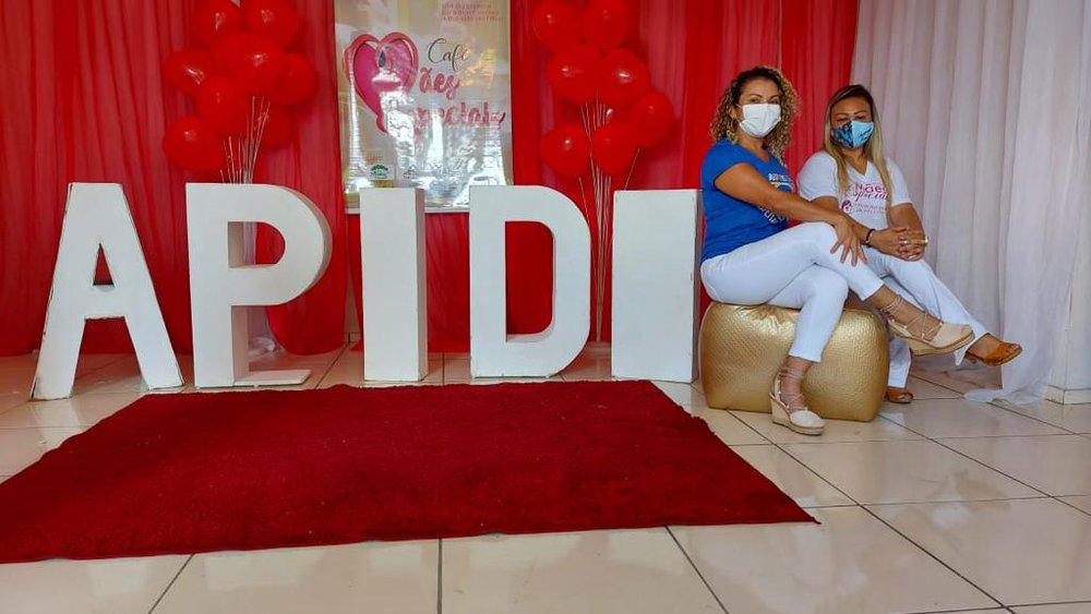 Mães especiais, Neide e Gilmara, presidentes da FAMCC e da APIDI, respectivamente. (Foto: JTNEWS / APIDI) Mães especiais, Neide e Gilmara, presidentes da FAMCC e da APIDI, respectivamente. (Foto: JTNEWS / APIDI)