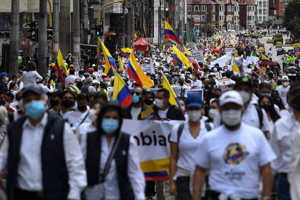 Manifestantes protestam contra o bloqueio de rodovias na Colômbia
