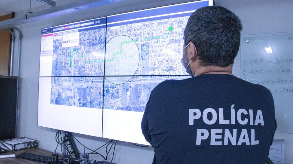 Os policiais sempre são informados caso o dispositivo descarregue, seja rompido ou o infrator avance para área proibida (Foto: Reprodução / Polícia Penal) Os policiais sempre são informados caso o dispositivo descarregue, seja rompido ou o infrator avance para área proibida (Foto: Reprodução / Polícia Penal)