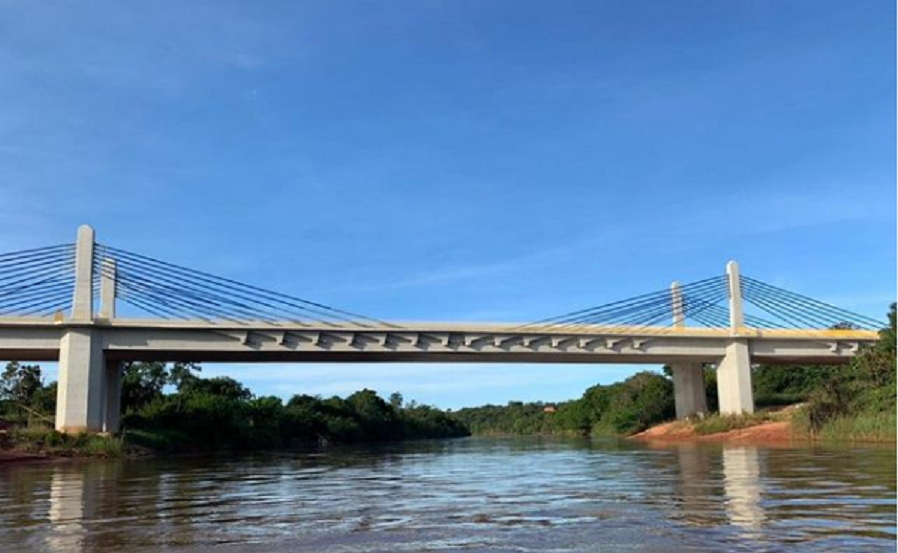 Ponte estaiada sobre o Rio Parnaíba na BR-235 ligando Piauí e Maranhão