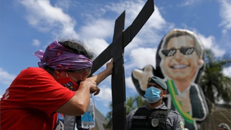 Protesto em Manaus contra atuação de Bolsonaro na pandemia - crise no Amazonas será investigada na CPI