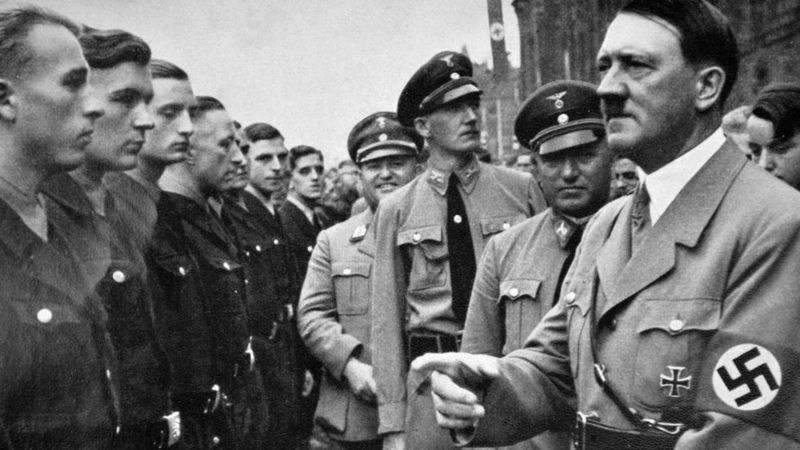 Robert Ley, atrás de Adolf Hitler durante um comício político nazista, tinha uma personalidade complexa