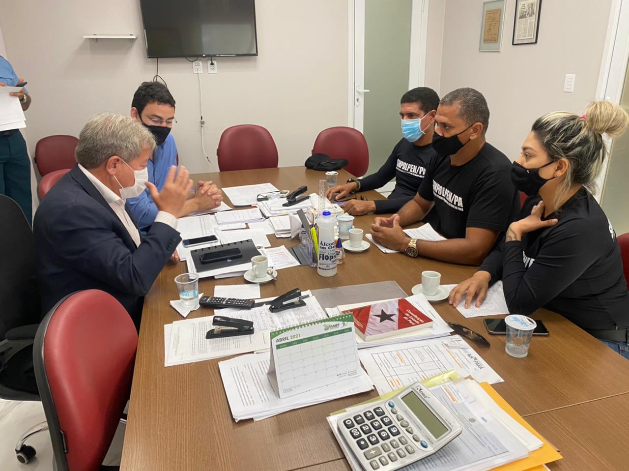 Secretário Helder Barbalho à mesa com o presidente do SINPOLPEN Rosivan Santos, Demétrius Lemos e Núbia Maia, vice-presidente e diretora jurídica, respectivamente