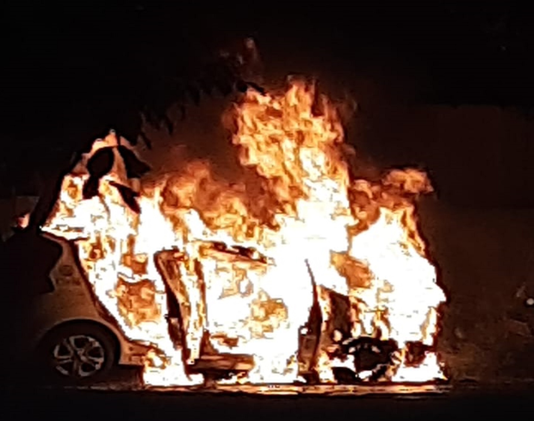 Viatura da Policia Civil em chamas