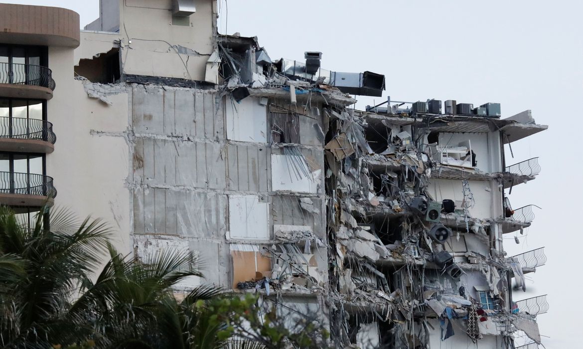 Autoridades dizem que o prédio, construído em 1981, estava passando por um processo de reavaliação, necessitando de consertos, e que outro prédio estava sendo construído ao lado