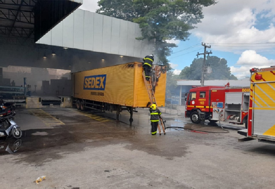 Carreta da Sedex pega fogo no estacionamento dos Correios