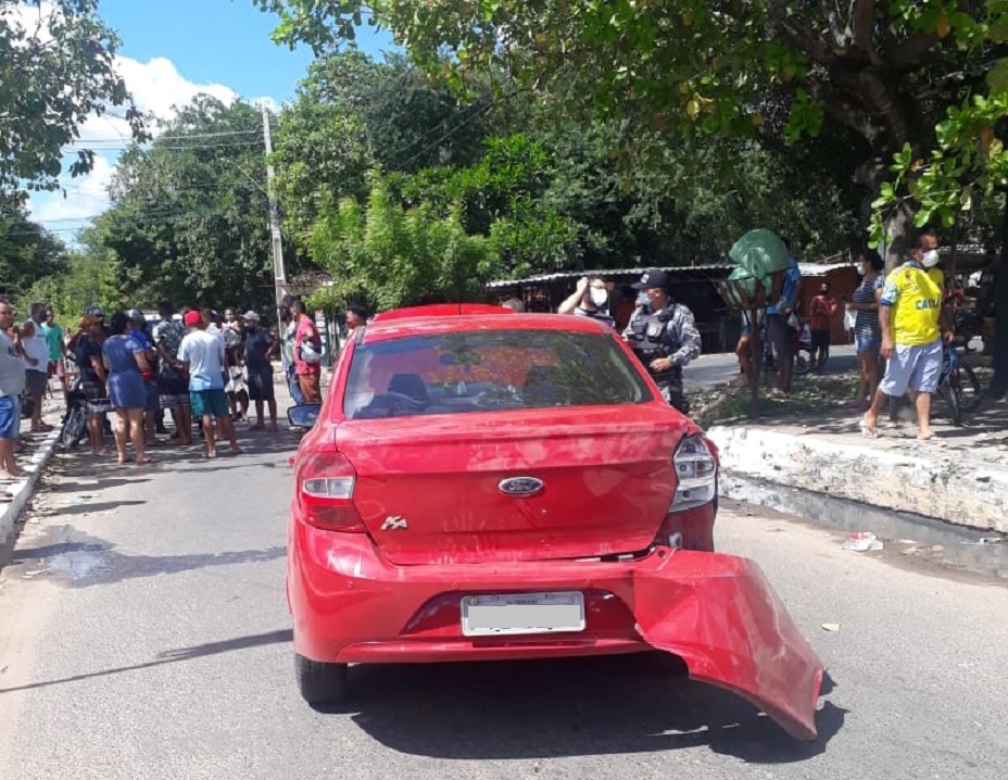 Carro recuperado pelos policiais