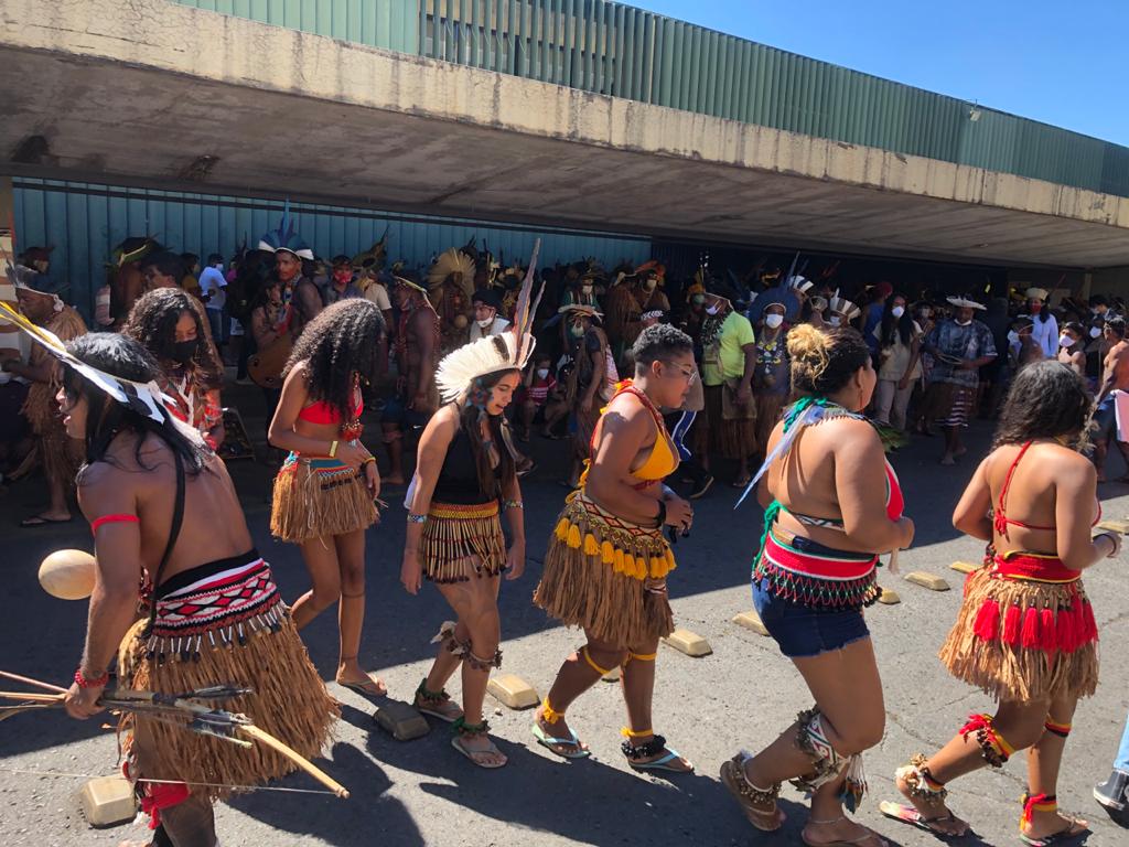 Dança indígena, faz parte da cultura dos povos que hoje estão lutando pelos seus direitos