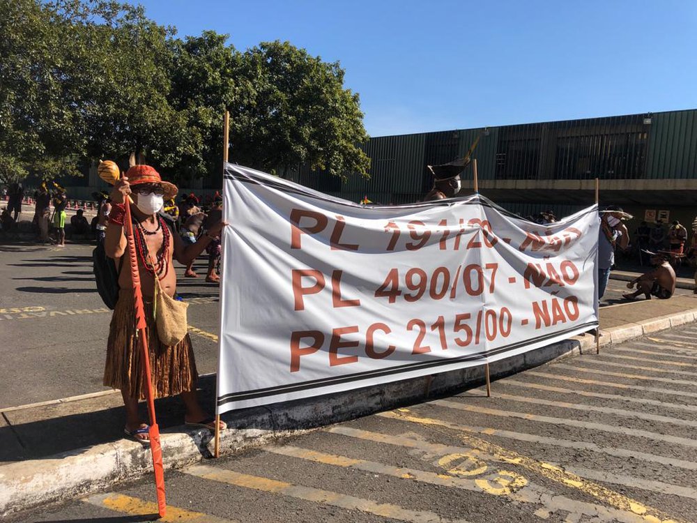 Eles protestam contra a votação de projeto que trata de reconhecimento, demarcação, uso e gestão das terras indígenas (Foto: Jacinto Teles/JTNEWS) Eles protestam contra a votação de projeto que trata de reconhecimento, demarcação, uso e gestão das terras indígenas (Foto: Jacinto Teles/JTNEWS)