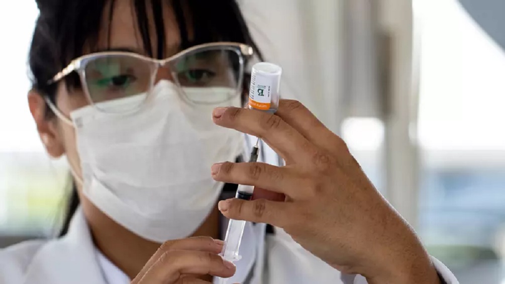 Enfermeira prepara vacina contra a Covid-19 em 'drive-thru' montado no Parque Olímpico, no Rio