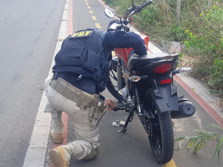 Motocicleta roubada pela segunda vez em menos de um ano é recuperada pela PRF na BR 343