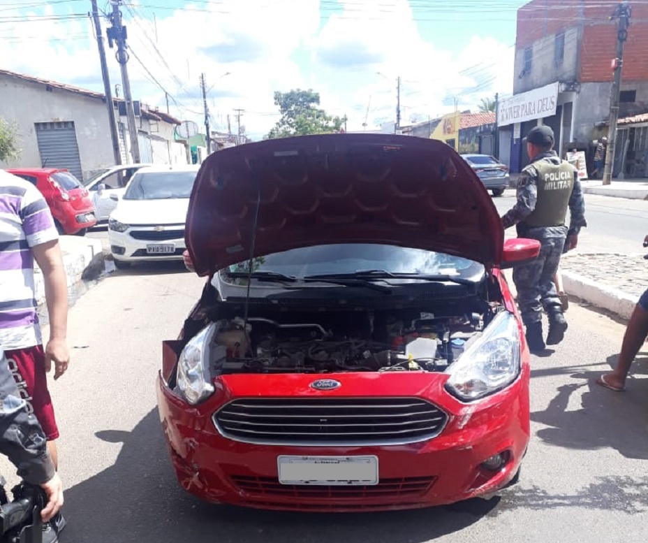 O assaltante colidiu o veículo que acabou batendo o motor