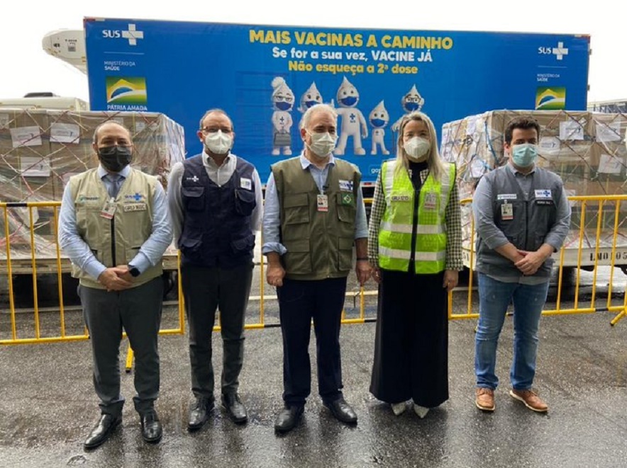 O ministro da Saúde, Marcelo Queiroga (ao centro), acompanhou a chegada de 1,5 milhão de doses da vacina da Janssen no aeroporto internacional de Guarulhos