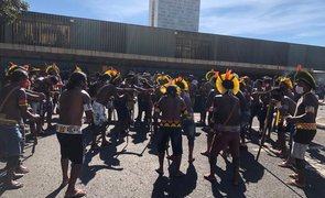 Lideranças indígenas protestam contra projetos de demarcação de terras