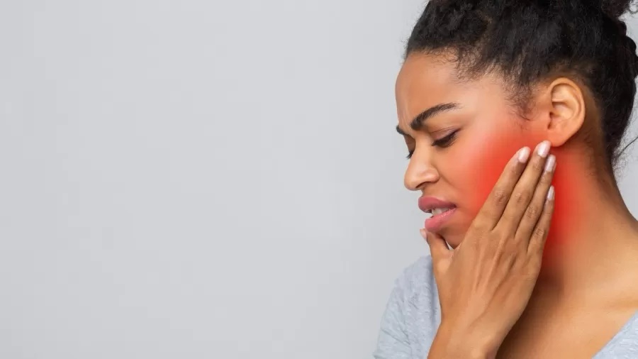 As pessoas com DTM podem apresentar dores na região orofacial, zumbidos, estalos e limitação dos movimentos da mandíbula, como travamentos ou dificuldade para abrir e fechar a boca