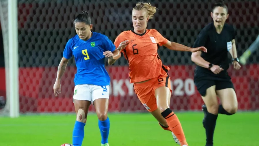 Debinha, do Brasil, disputa bola com Jill Roord, da Holanda, na segunda rodada do futebol feminino nos Jogos Olímpicos