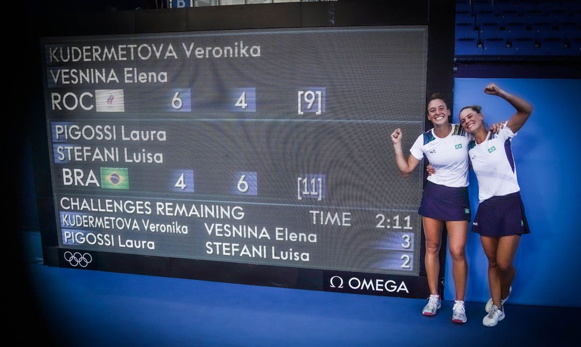 Dupla feminina salva quatro match points para vencer parceria russa