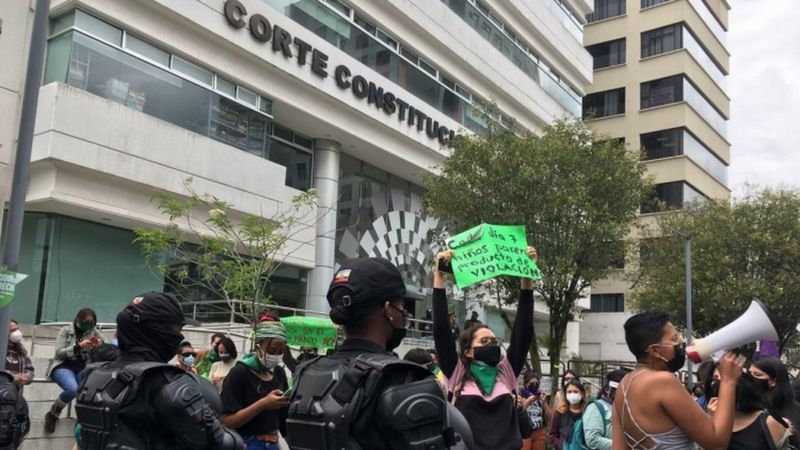 Em abril, dezenas de mulheres se reuniram perante o Tribunal Constitucional aguardando a decisão sobre o aborto