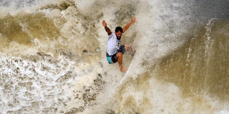 Ítalo Ferreira é o primeiro campeão olímpico da história do surfe.