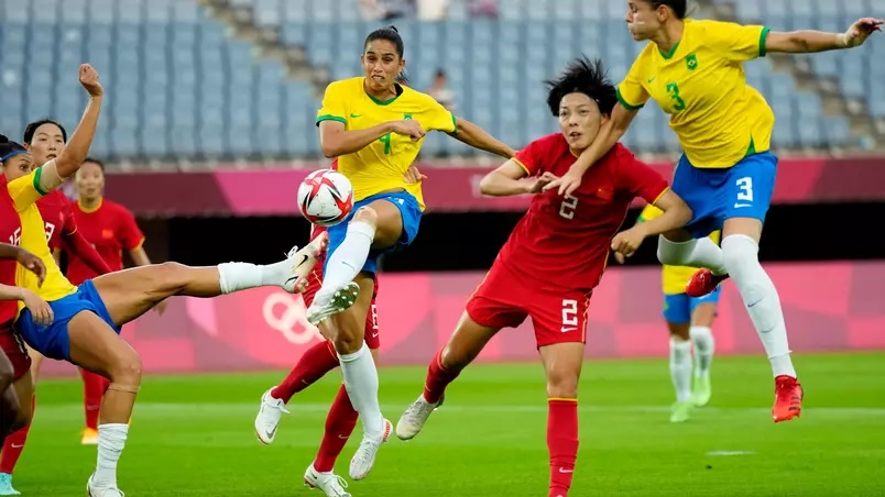 Jogadoras de Brasil e China disputam bola em estreia na Olimpíada de Tóquio