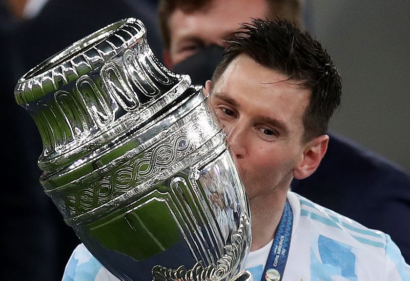 Lionel Messi beija troféu da Copa América no Maracanã