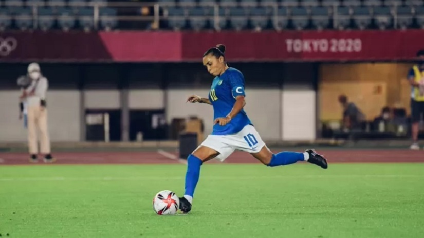 Marta cobra pênalti na partida entre Brasil e Holanda no futebol feminino em Tóquio