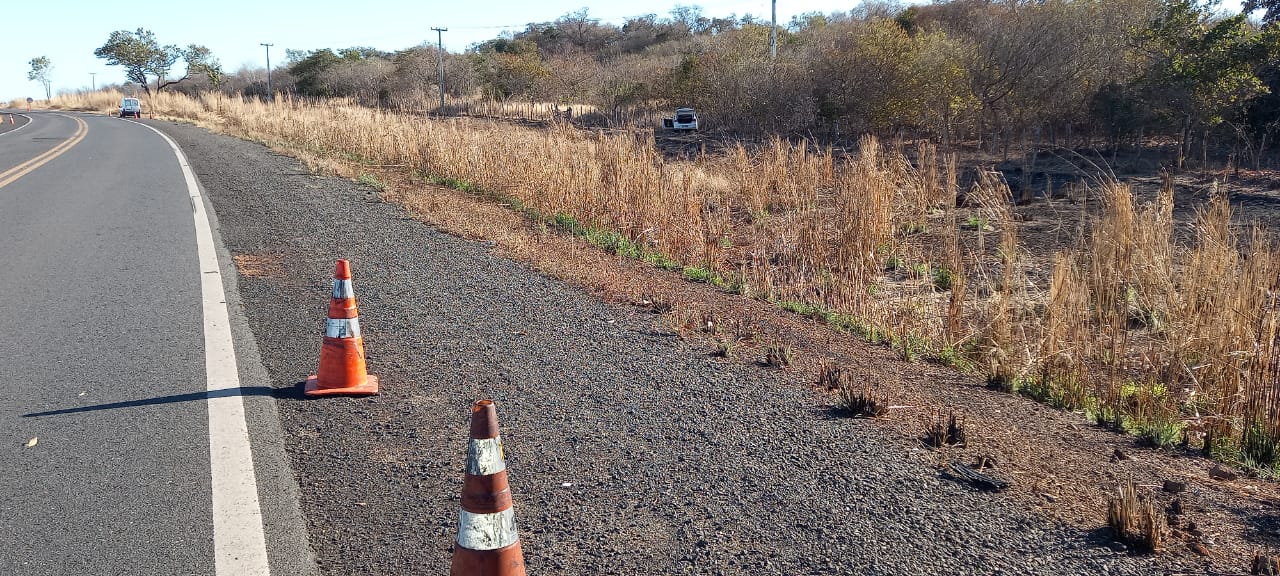 O carro invadiu a pista contrária e colidiu com o caminhão