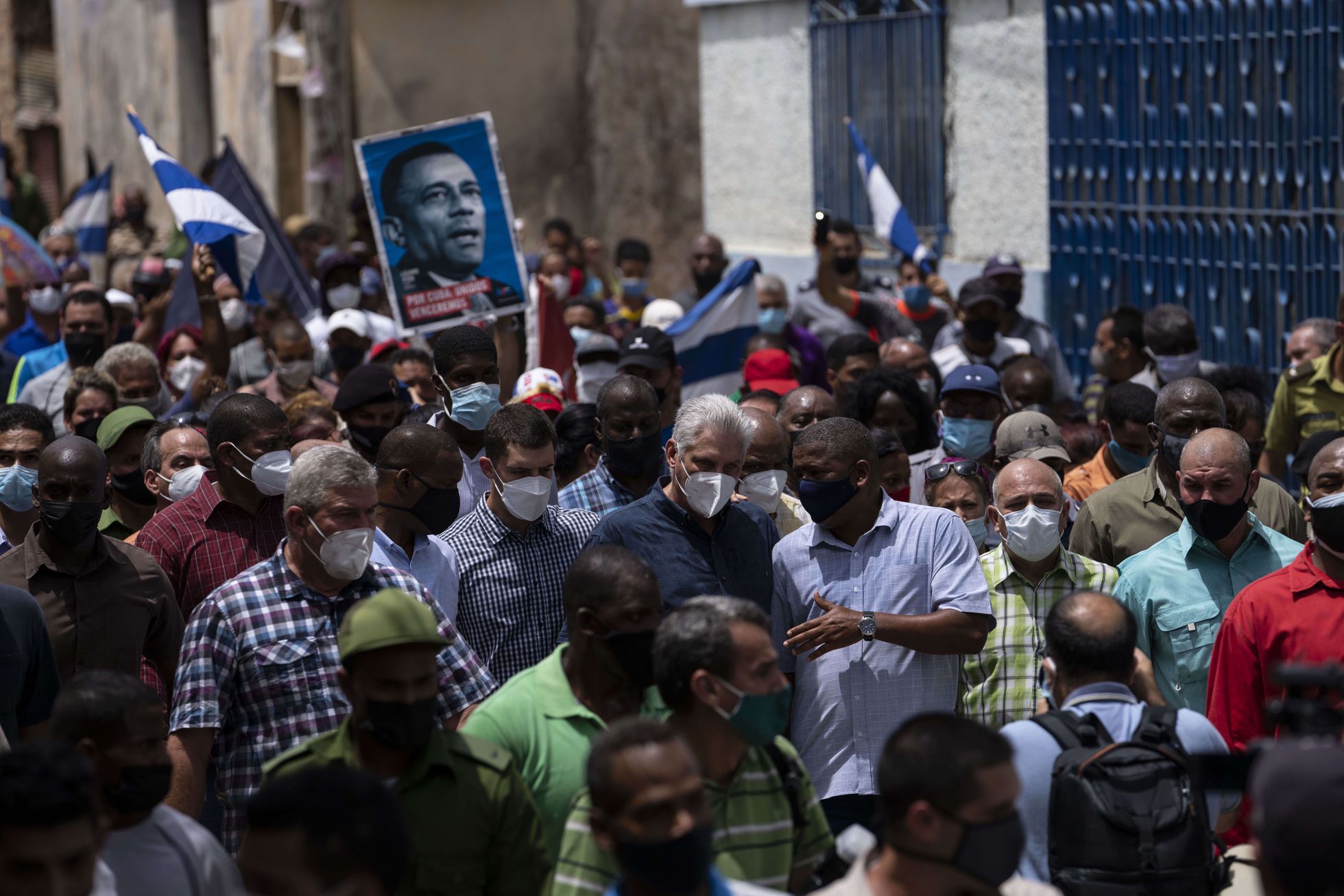 O presidente cubano, Miguel Díaz-Canel, caminha pelas ruas de San Antonio de los Baños depois dos protestos do domingo