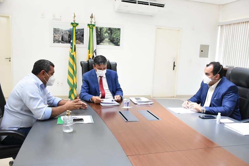 Prefeito de Jaicós participa de reunião com governador e trata sobre obras para o município