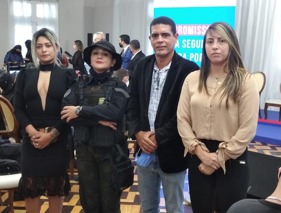 Presidente do SINPOLPEN-PA, Rosivan Santos, entre policiais penais femininas, na solenidade em que o governador assinou a nova jornada de trabalho dos policiais penais