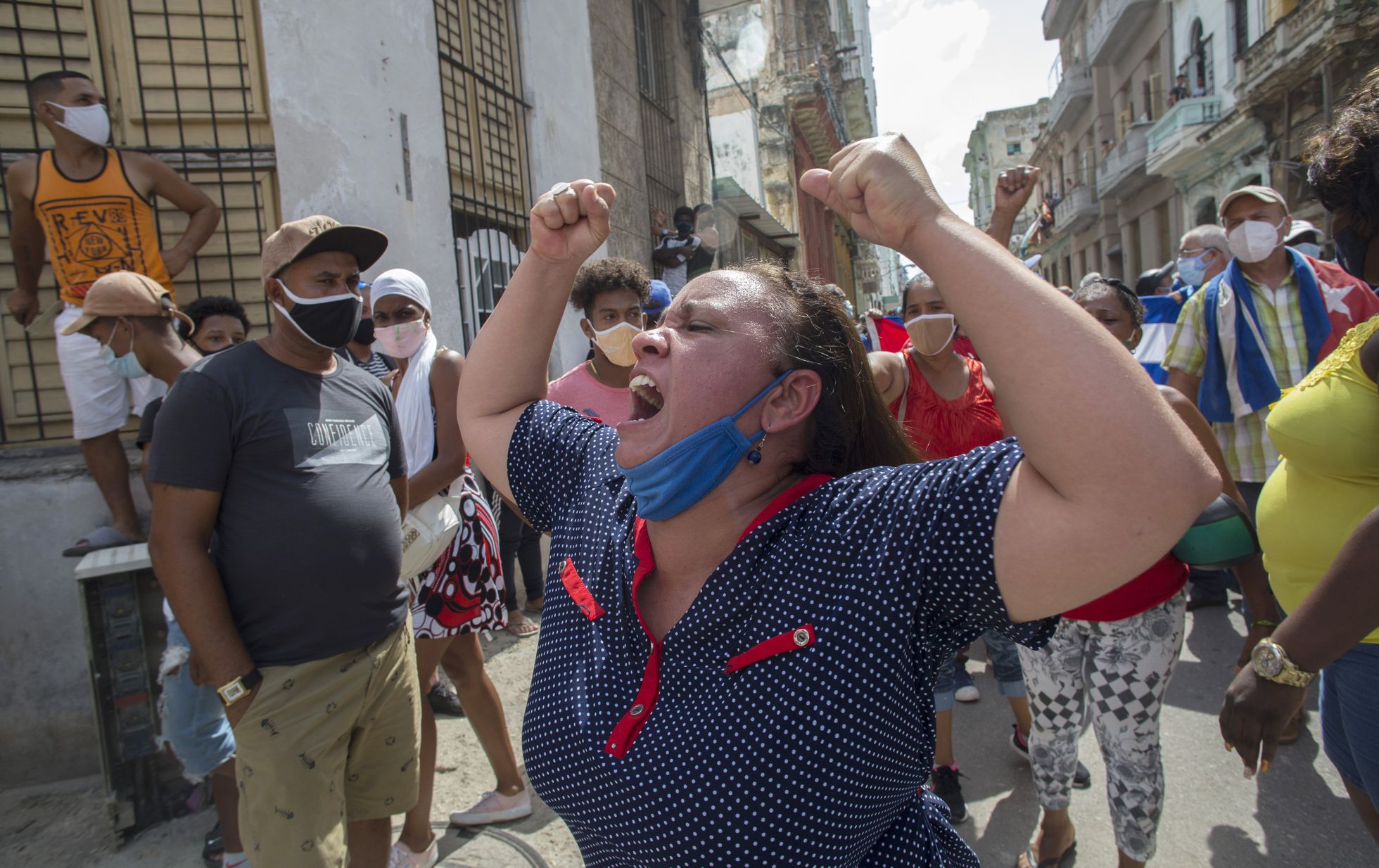 Uma mulher grita a favor do Governo cubano em frente de manifestantes na Havana, este domingo