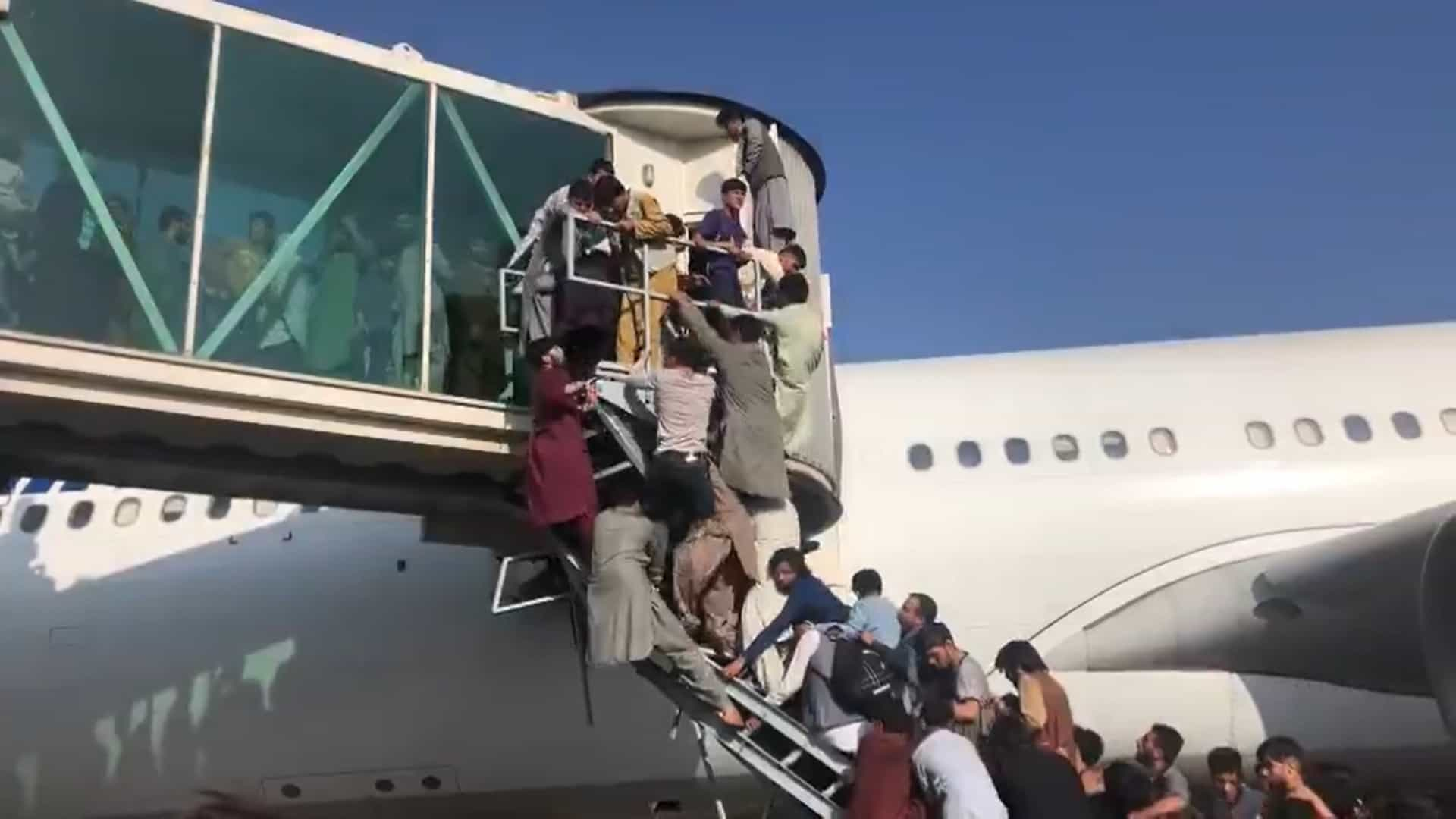 Desespero no aeroporto de Cabul termina com vários mortos