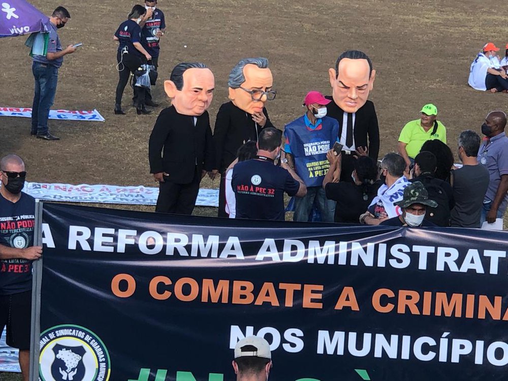 A PEC-32 foi enviada ao Congresso Nacional por meio do Presidente Jair Bolsonaro e Paulo Guedes, que "apareceu" de repente na manifestação em forma de boneco 'caricaturado' (Foto: Jacinto Teles/JTNEWS) A PEC-32 foi enviada ao Congresso Nacional por meio do Presidente Jair Bolsonaro e Paulo Guedes, que "apareceu" de repente na manifestação em forma de boneco 'caricaturado' (Foto: Jacinto Teles/JTNEWS)