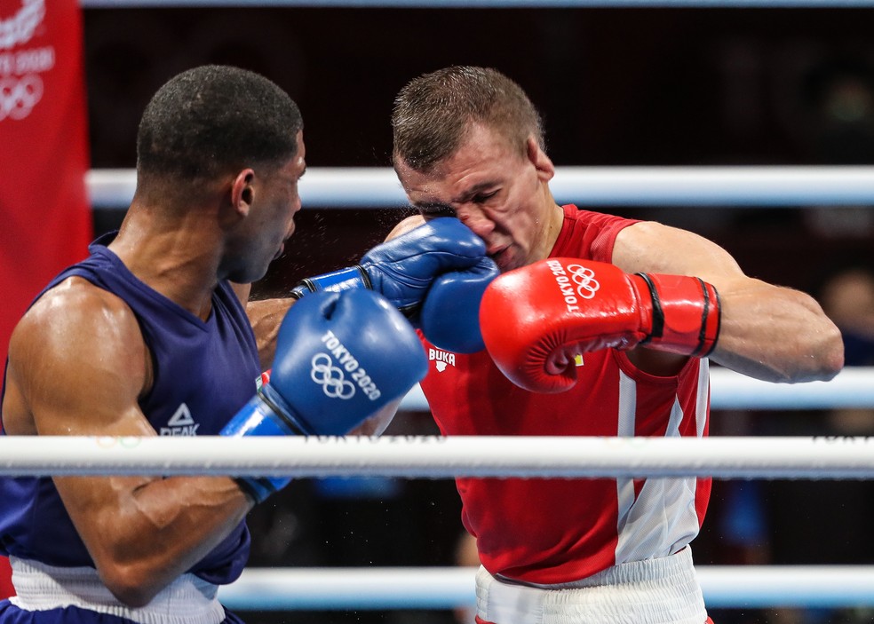 Hebert Conceicção acerta o ucraniano na final do boxe