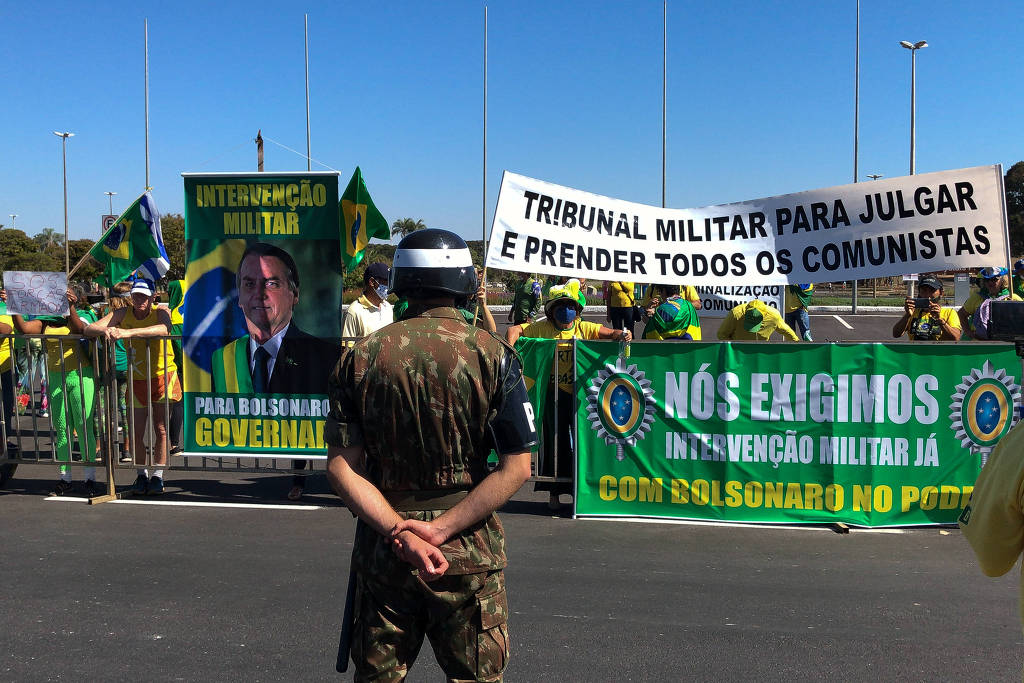 Nas manifestações pró-governo Bolsonaro, sempre tem um grupo defendendo intervenção militar com Bolsonaro no Poder