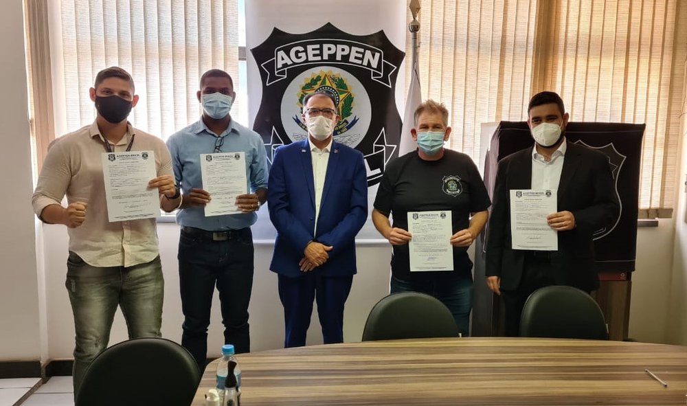 Policiais penais federais durante ato de filiação na sede da AGEPPEN-BRASIL, em breve serão empossados os dirigentes da Entidade junto ao Sistema Penitenciário Federal (Foto: Wesley Bastos/JTNEWS) Policiais penais federais durante ato de filiação na sede da AGEPPEN-BRASIL, em breve serão empossados os dirigentes da Entidade junto ao Sistema Penitenciário Federal (Foto: Wesley Bastos/JTNEWS)