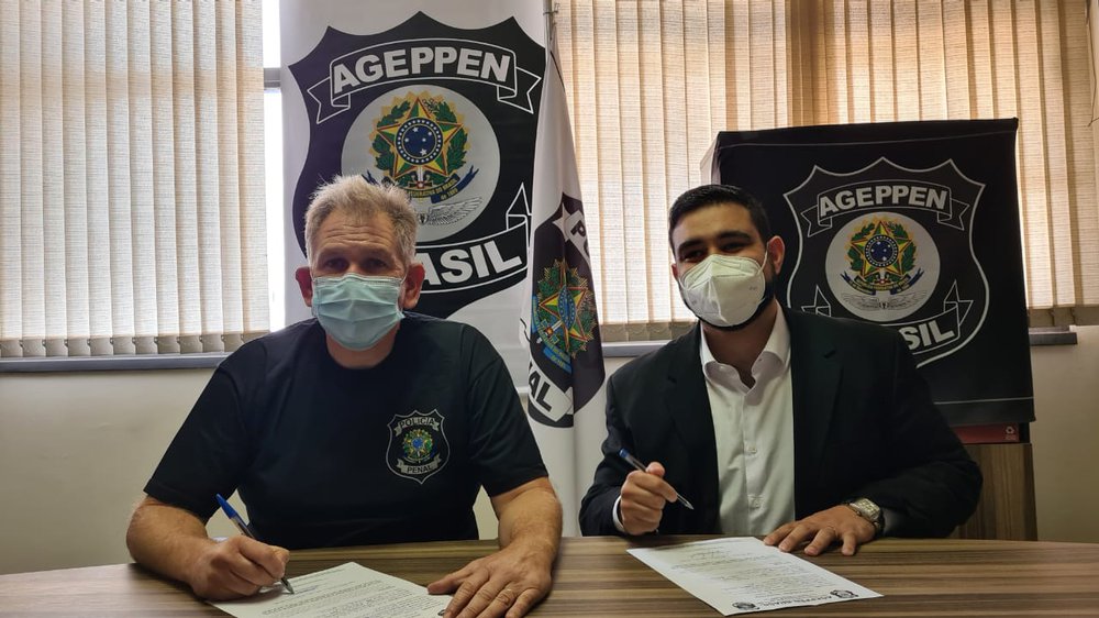 Policiais penais federais, Vásquez e Diego Mantovaneli assinam ficha de filiação à AGEPPEN-BRASIL (Foto: Wesley Bastos/JTNEWS) Policiais penais federais, Vásquez e Diego Mantovaneli assinam ficha de filiação à AGEPPEN-BRASIL (Foto: Wesley Bastos/JTNEWS)