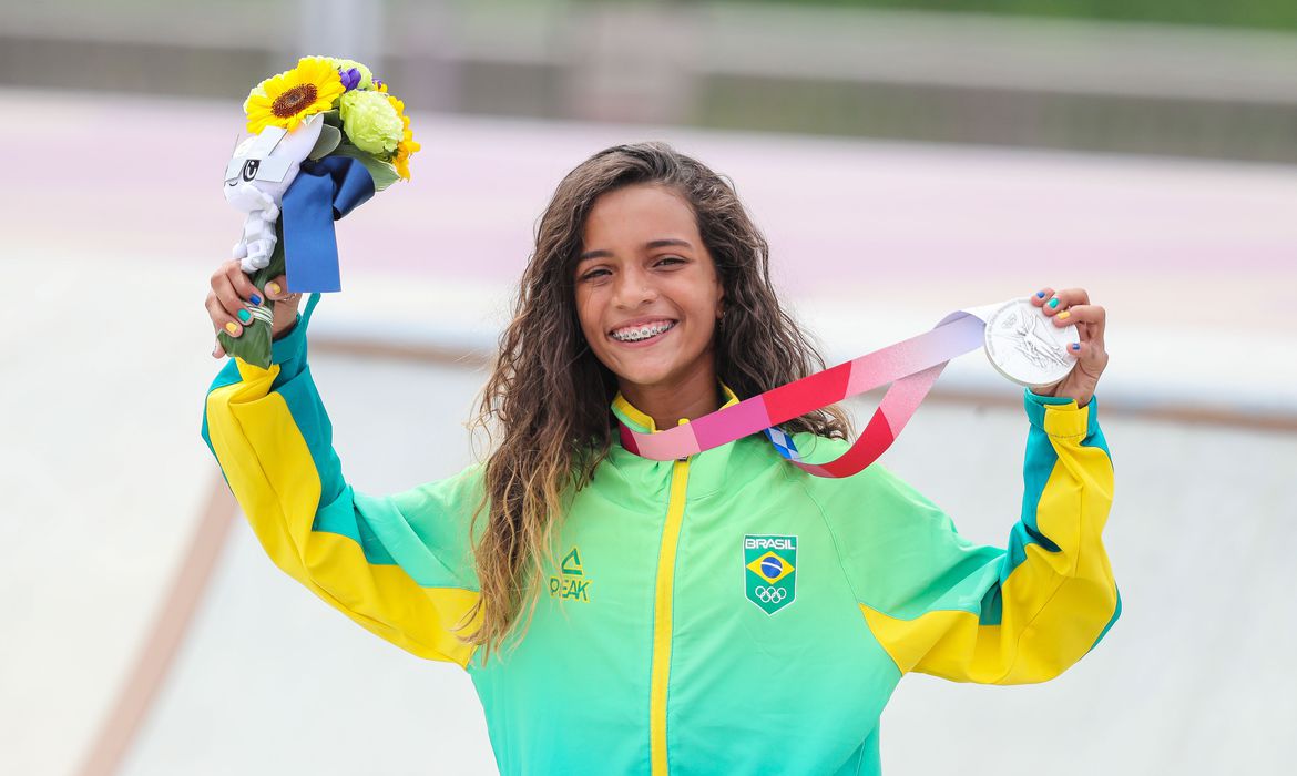 Rayssa Leal, a ‘Fadinha’, celebra a conquista da medalha de prata no skate street