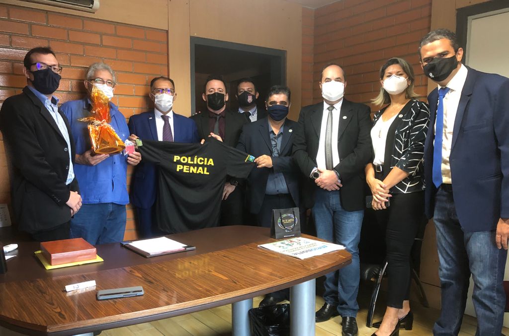 AGEPPEN-BRASIL entregou ao subtenente Gonzaga uma camisa da Polícia Penal e lembranças típicas piauienses. O deputado é uma das refrências em defesa do Sistema Prisiona na Câmara dos Deputados
